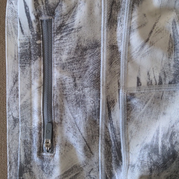 Lululemon Pace Perfect Crop 17" in Breeze by White Light Cast Size 8 - Picture 5 of 7